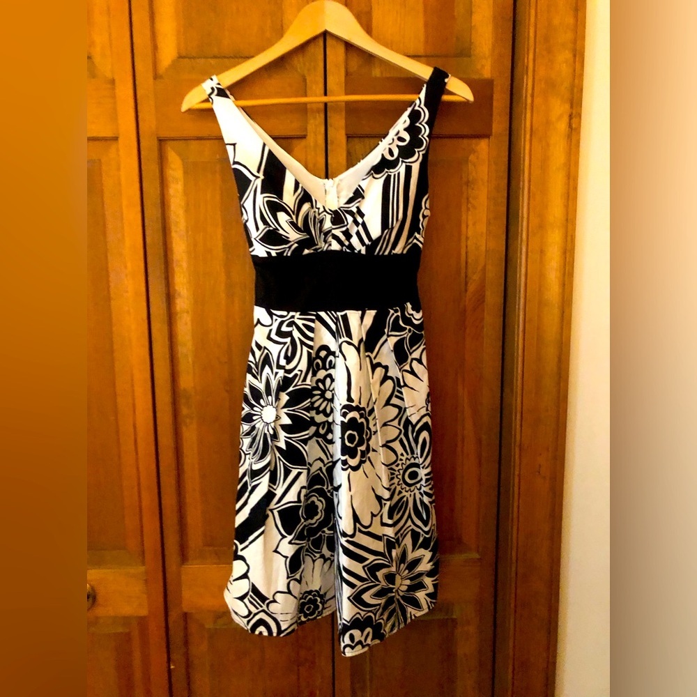 B. Smart Women’s  Classic Chic Minimalist Black White Sz 6 Dress W/ Floral Print